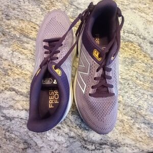 New womens NEW BALANCE 860.   Shoes.  7W